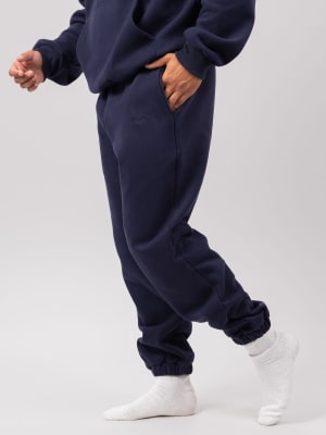 Signature Sweatpants: Jared is 6’0” and wears a size M