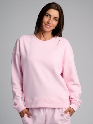 Halo Lightweight Crop Crew: Abby is 5′9″ wearing a size S